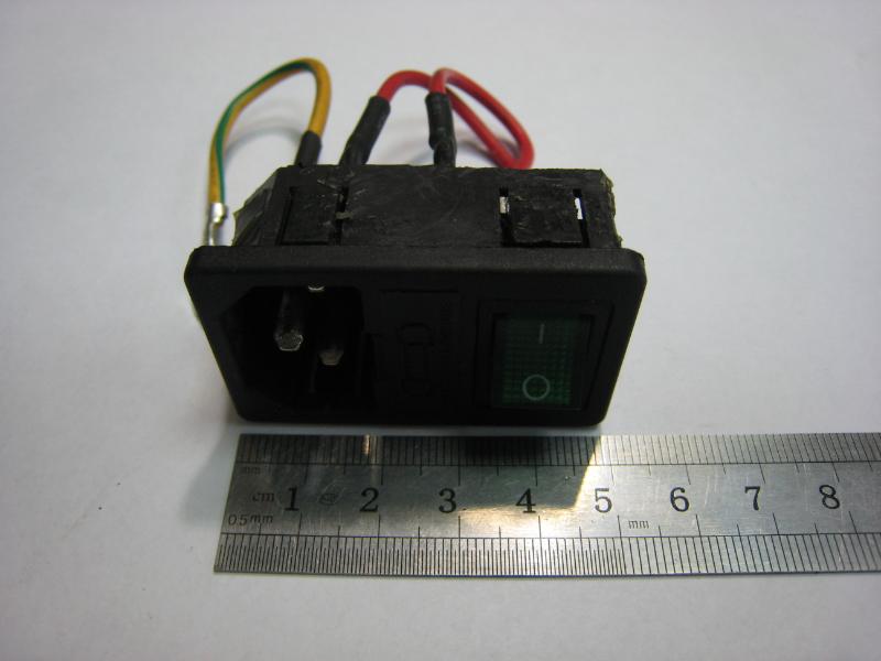 Блок сетевого выключателя с предохранителем и гнездом сетевого кабеля.